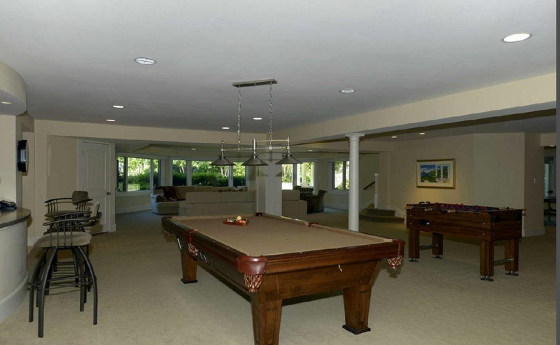 Illustration for article titled John Wall's New Mansion Has 10 Bathrooms And A Basketball Court